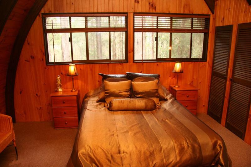Postel nebo postele na pokoji v ubytování Springbrook Mountain Chalets