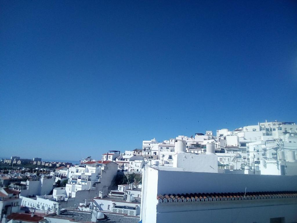 - une vue sur une ville avec des bâtiments blancs dans l'établissement Atico La Luz : Centre ville, rénové, terrasse, à Salobreña