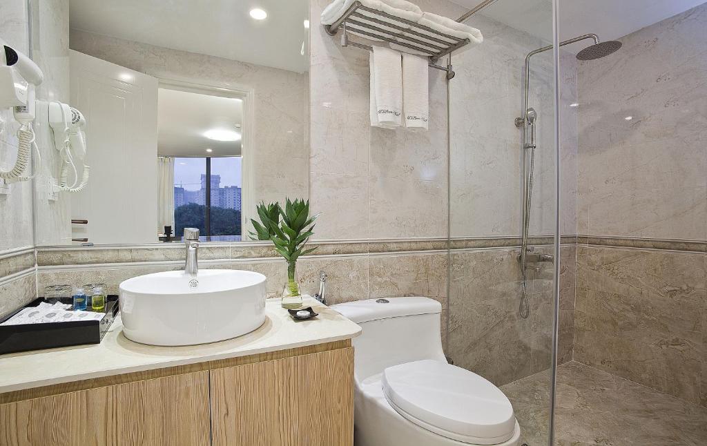 Koupelna v ubytování DLmos Hanoi Hotel