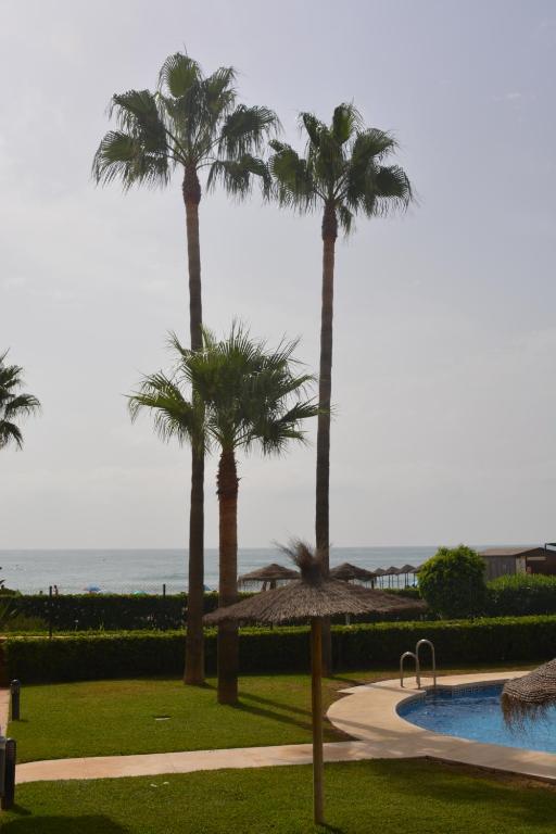 Bazén v ubytování Arruzafa Front Beach - Free Parking nebo v jeho okolí