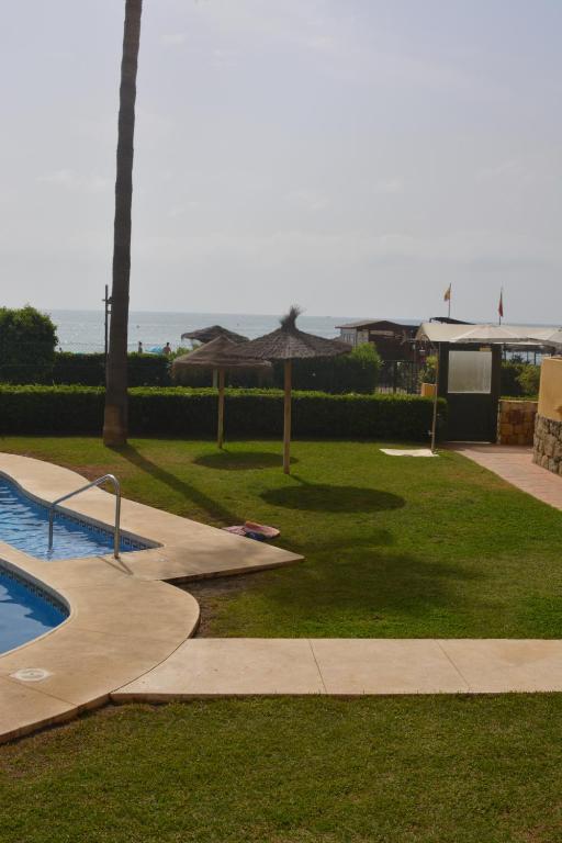 Bazén v ubytování Arruzafa Front Beach - Free Parking nebo v jeho okolí