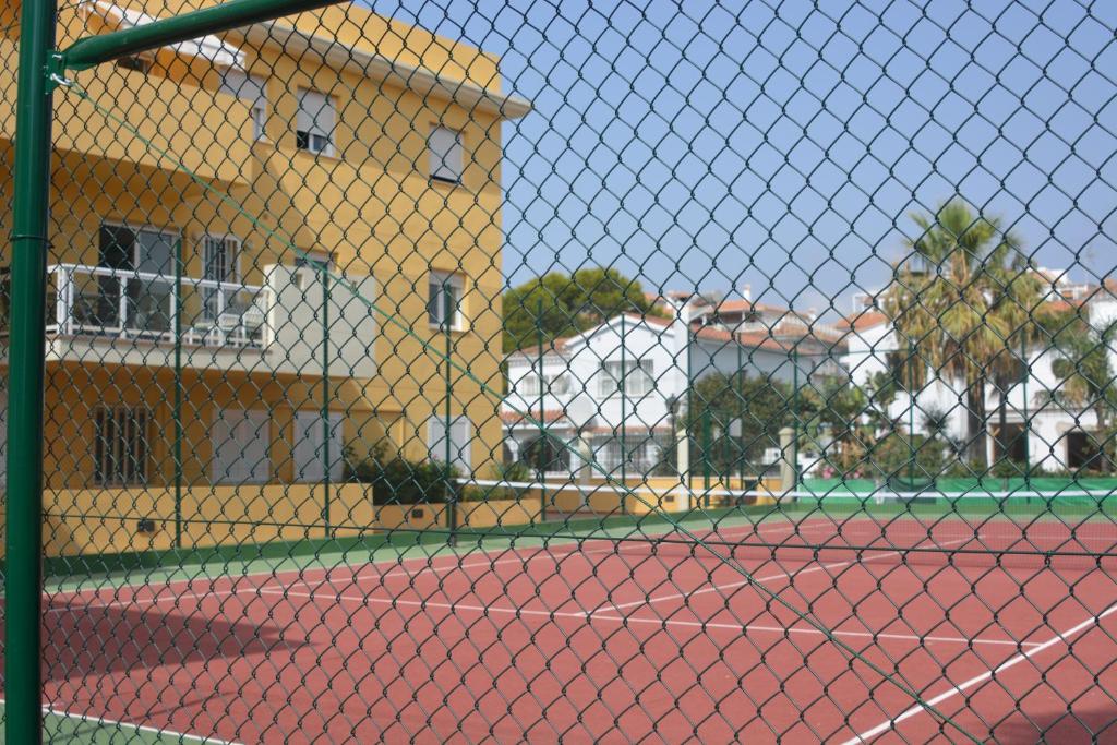 Tenis a/nebo squash v ubytování Arruzafa Front Beach - Free Parking nebo okolí