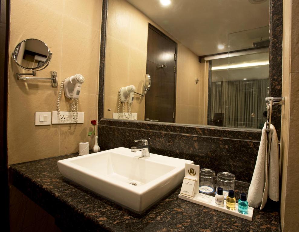 Koupelna v ubytování Golden Tulip Chandigarh, Panchkula