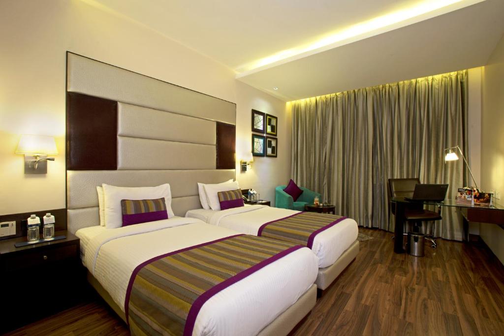 Postel nebo postele na pokoji v ubytování Golden Tulip Chandigarh, Panchkula