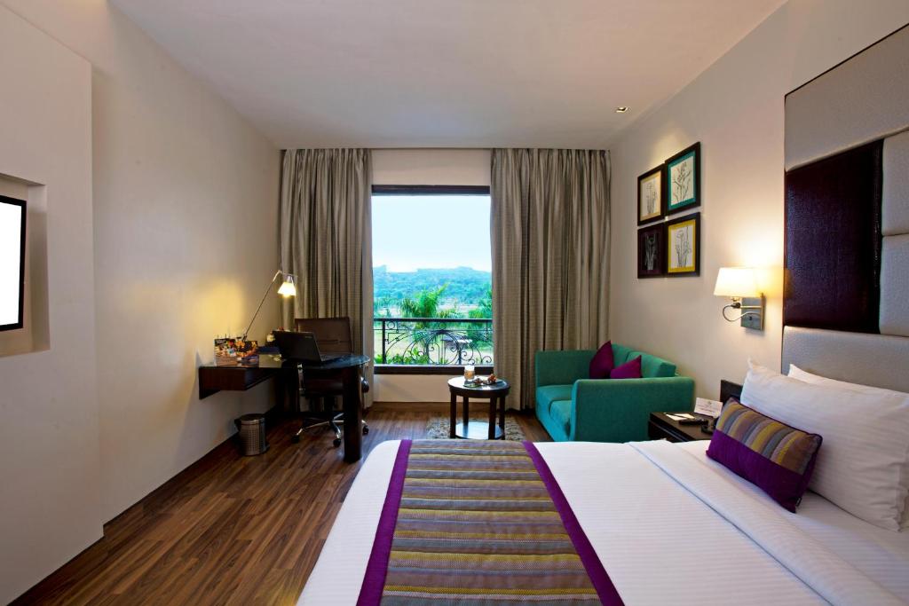 Postel nebo postele na pokoji v ubytování Golden Tulip Chandigarh, Panchkula