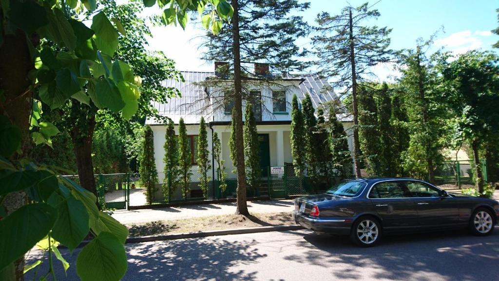 samochód zaparkowany przed domem w obiekcie Pokoje dom Gustaw Augustów w mieście Augustów