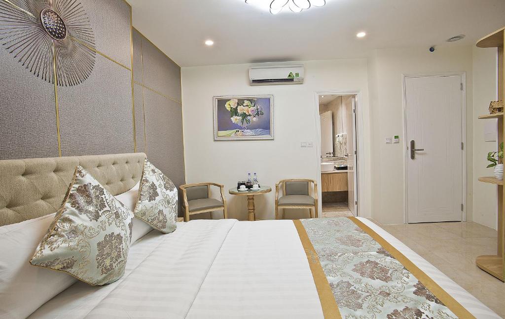 Postel nebo postele na pokoji v ubytování DLmos Hanoi Hotel