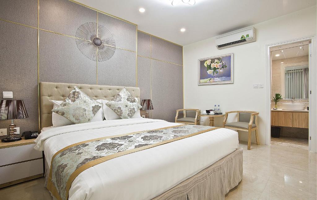 Postel nebo postele na pokoji v ubytování DLmos Hanoi Hotel
