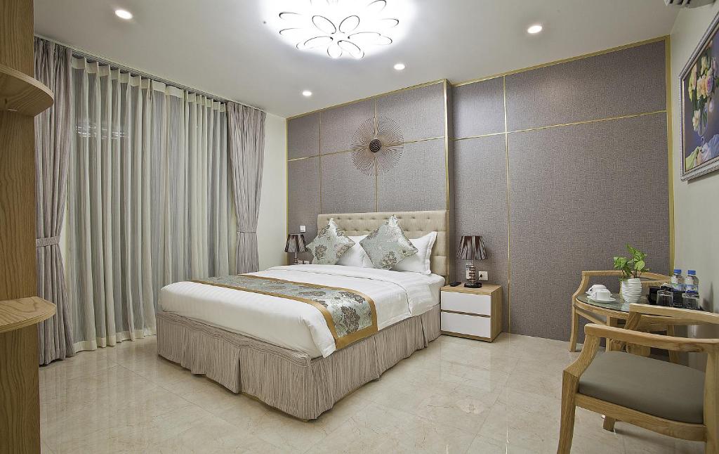 Postel nebo postele na pokoji v ubytování DLmos Hanoi Hotel
