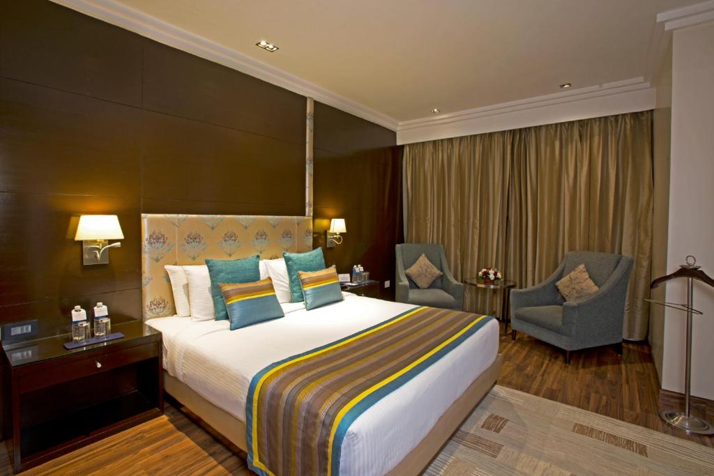 Postel nebo postele na pokoji v ubytování Golden Tulip Chandigarh, Panchkula