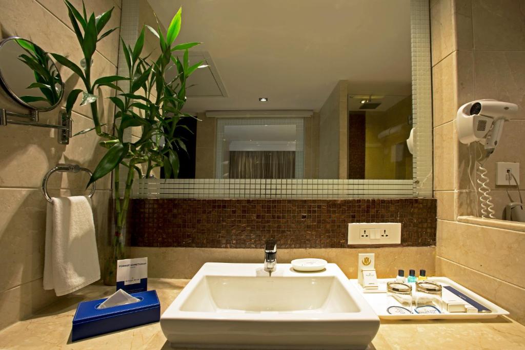 Koupelna v ubytování Golden Tulip Chandigarh, Panchkula