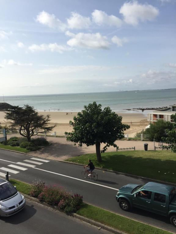 - une personne circulant à vélo sur une route près de la plage dans l'établissement Trois appartements secteur FONCILLON PLAGE, à Royan