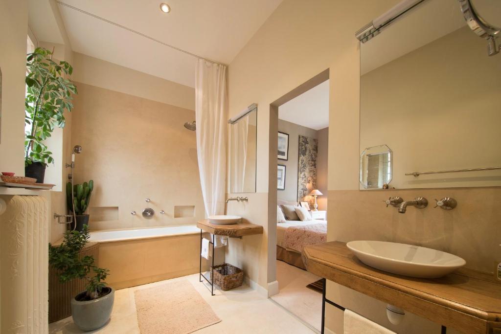 a bathroom with a sink and a tub and a bed at Villa Côté Sud in Draguignan