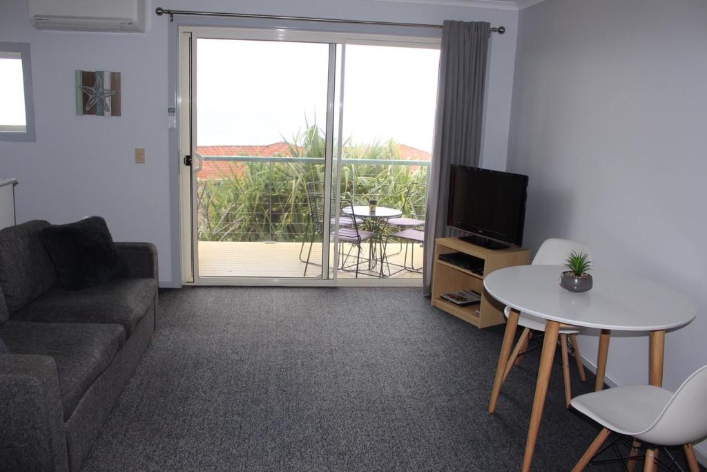 TV a/nebo společenská místnost v ubytování Aqualuna Apartments