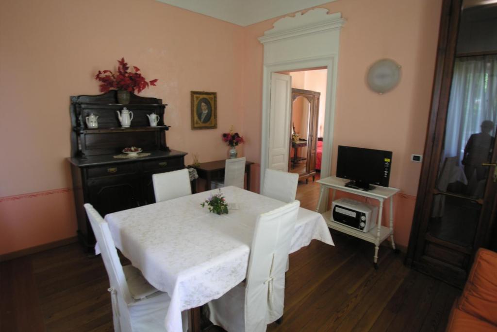 Televízia a/alebo spoločenská miestnosť v ubytovaní Villa D'Azeglio