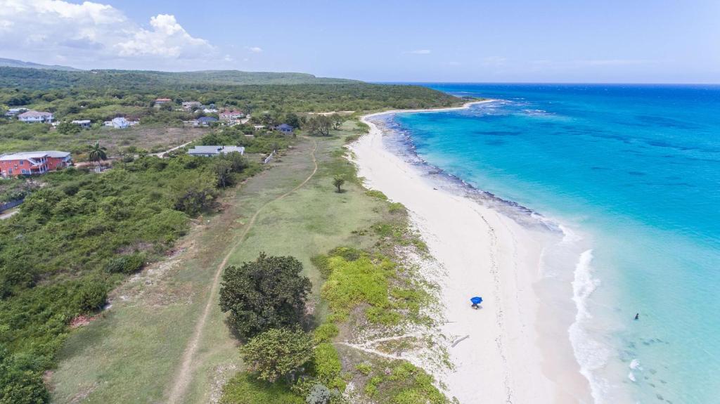 una vista aérea de la playa y del océano en Beach Palms Villa, en Silver Sands