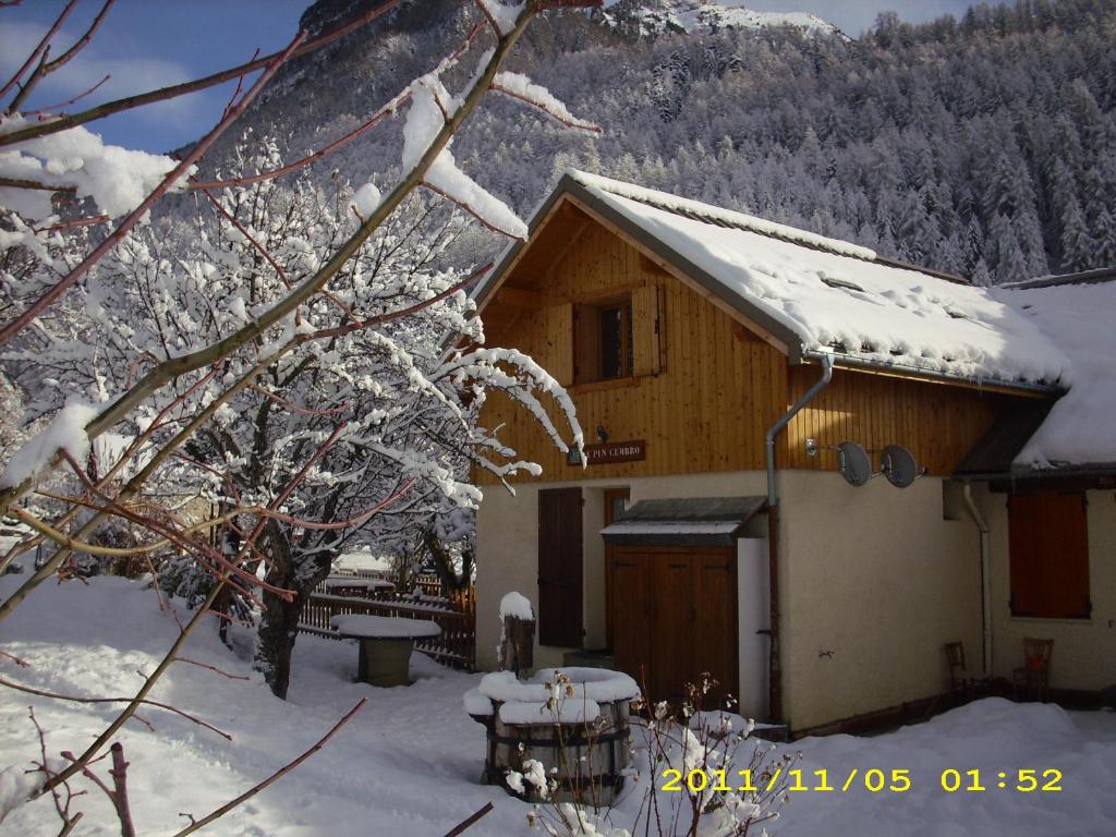 Les RibesにあるLe Pin Cembroの屋根に雪の家