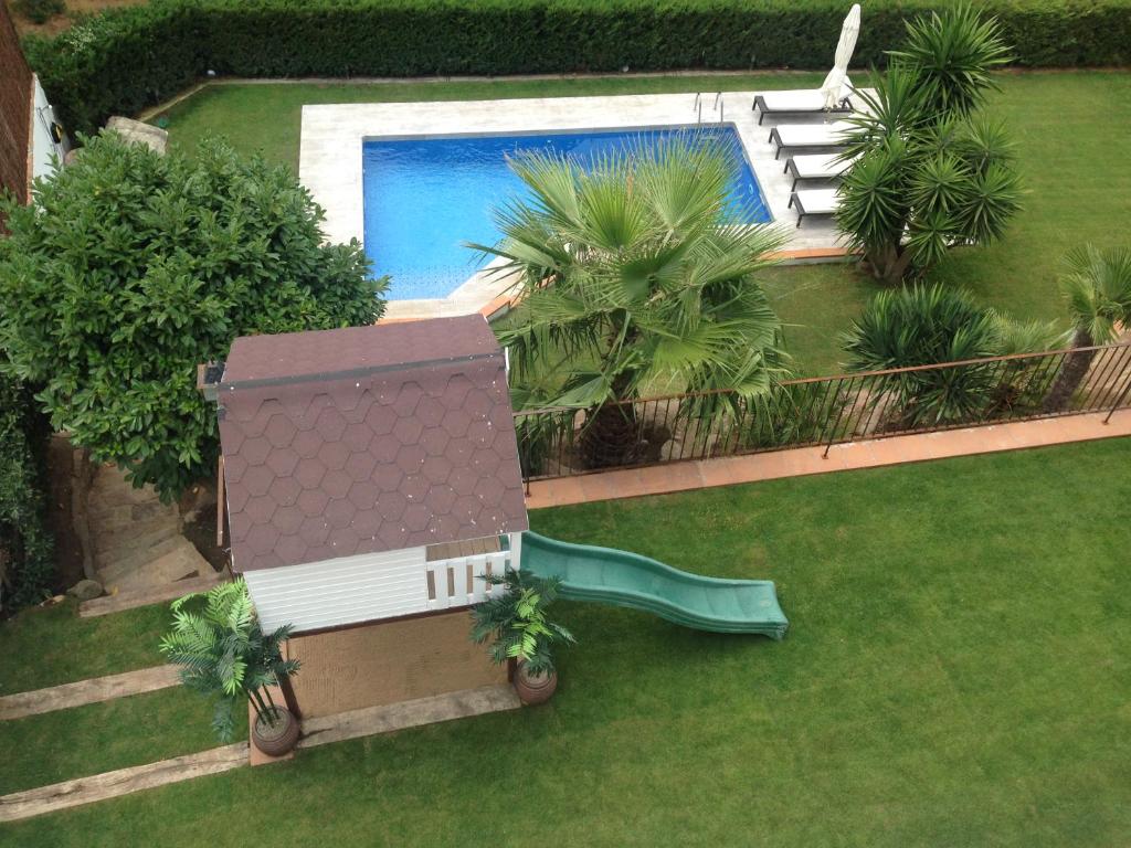 Estudio con piscina en Begurの敷地内または近くにあるプールの景色