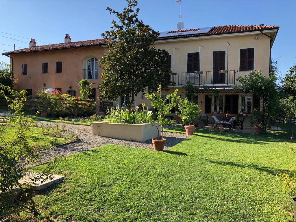 a house with a yard in front of it at Cascina Vicentini in Alfiano Natta