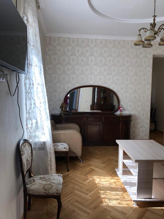 TV a/nebo společenská místnost v ubytování Apartment OLD KUTAISI