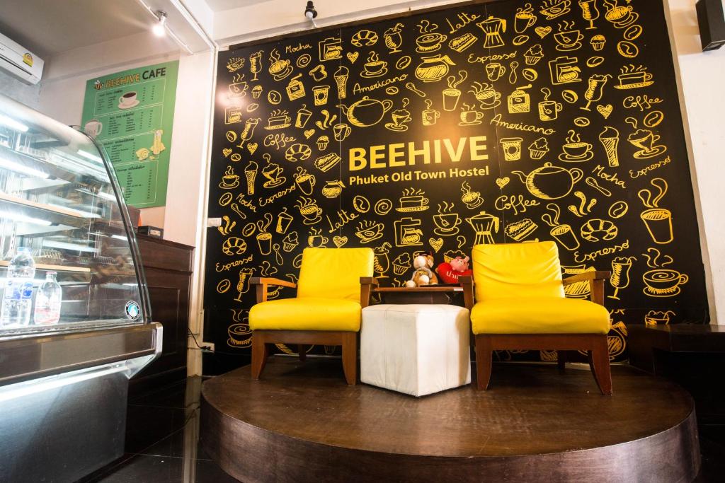 Posezení v ubytování Beehive Phuket Old Town Hostel