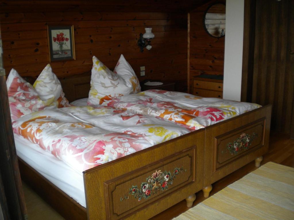 A bed or beds in a room at Gästezimmer Weiss