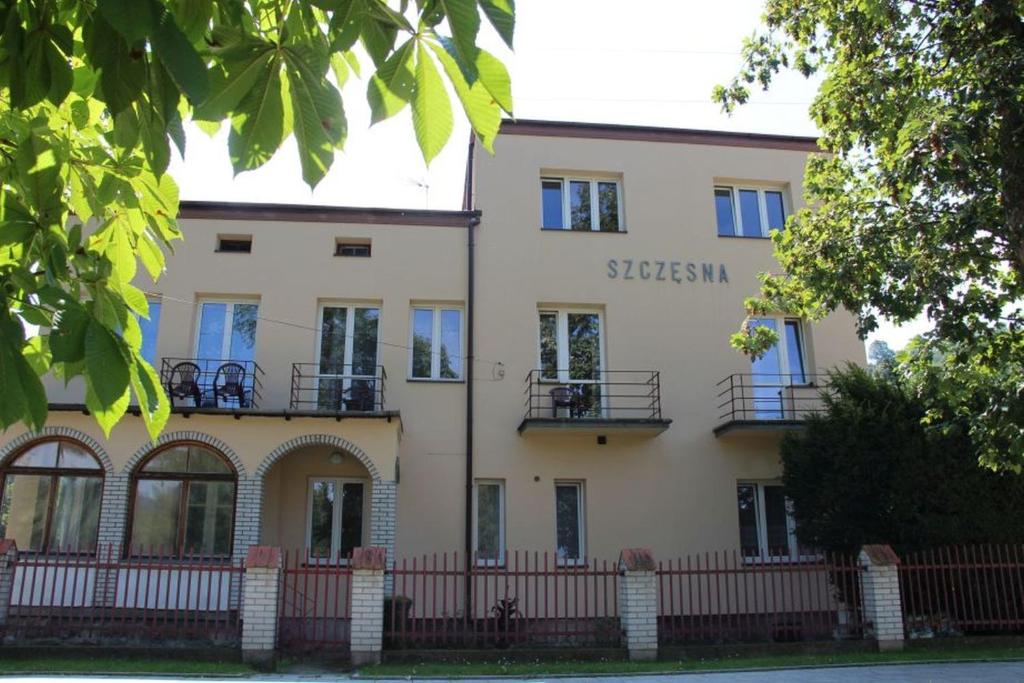 a building with a fence in front of it at WILLA "SZCZĘSNA" in Piwniczna-Zdrój