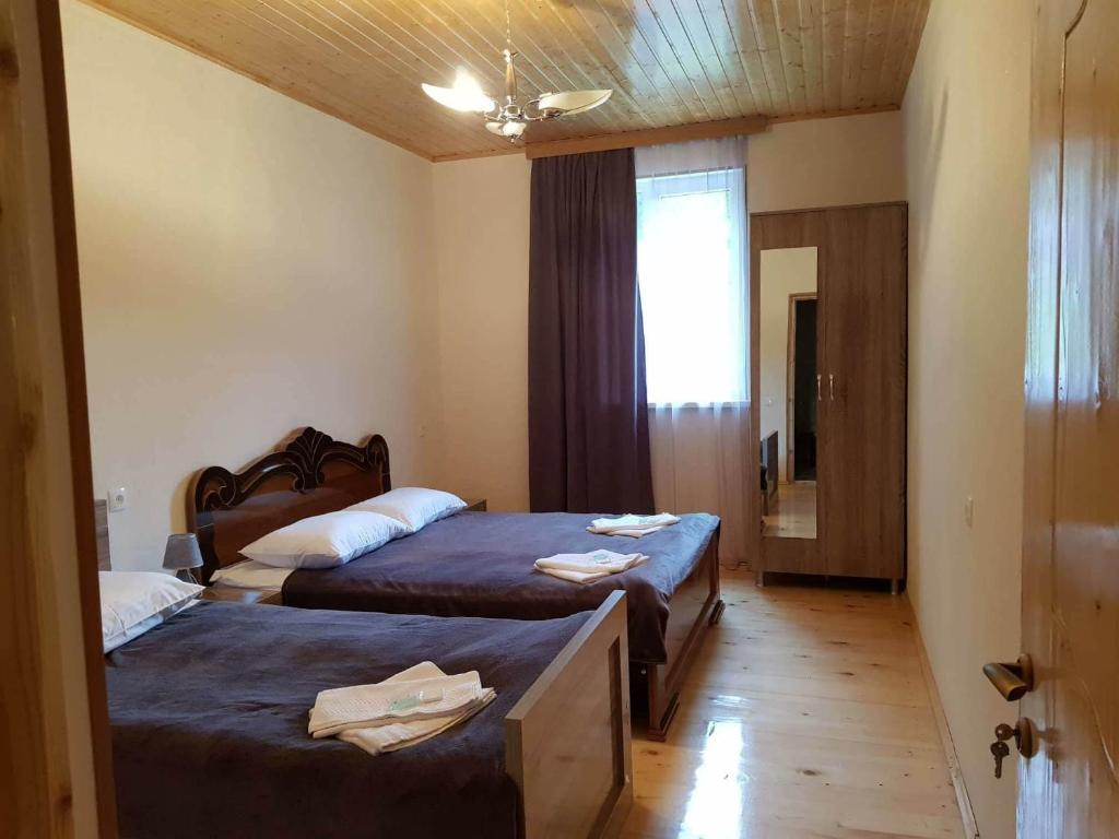 Llit o llits en una habitació de Guesthouse Guram Baba