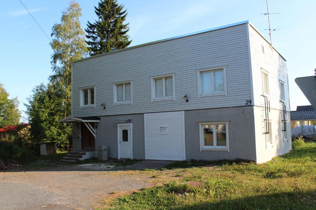 una gran casa blanca con garaje en Im Herzen der Altstadt von Kalajoki, en Kalajoki