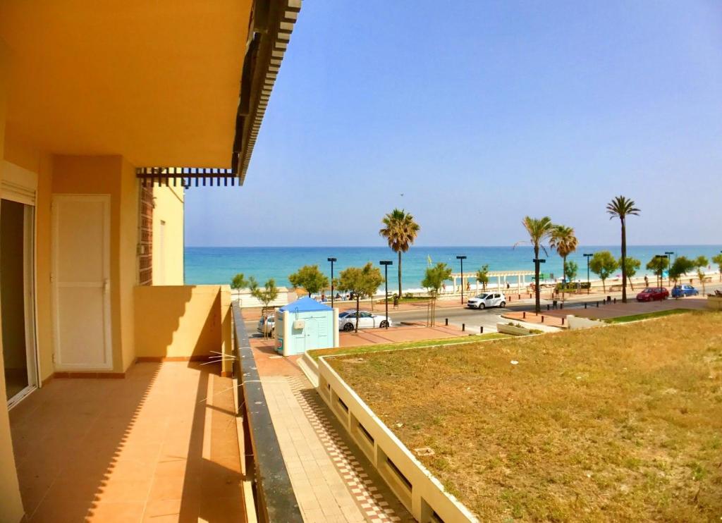 フエンヒロラにあるApartment on the beach,fuengirolaのビーチの景色を望むバルコニーが備わる客室です。