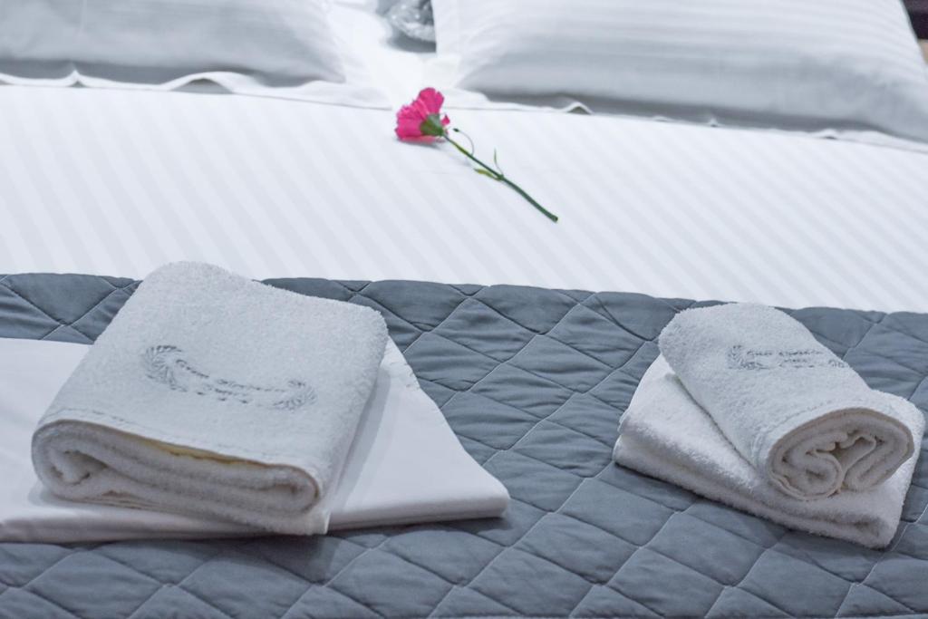 Postel nebo postele na pokoji v ubytování Great Alexander Suites