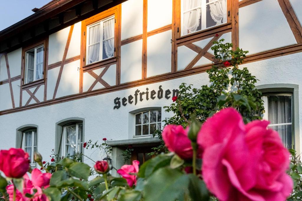 ein Gebäude mit Blumen davor in der Unterkunft Haus Seefrieden in Uhldingen-Mühlhofen