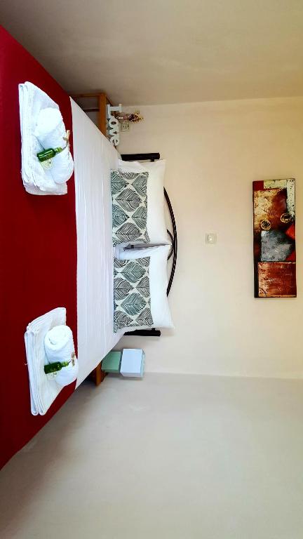 Pokój z lodówką i ręcznikami. w obiekcie Roof Garden House w Korfu