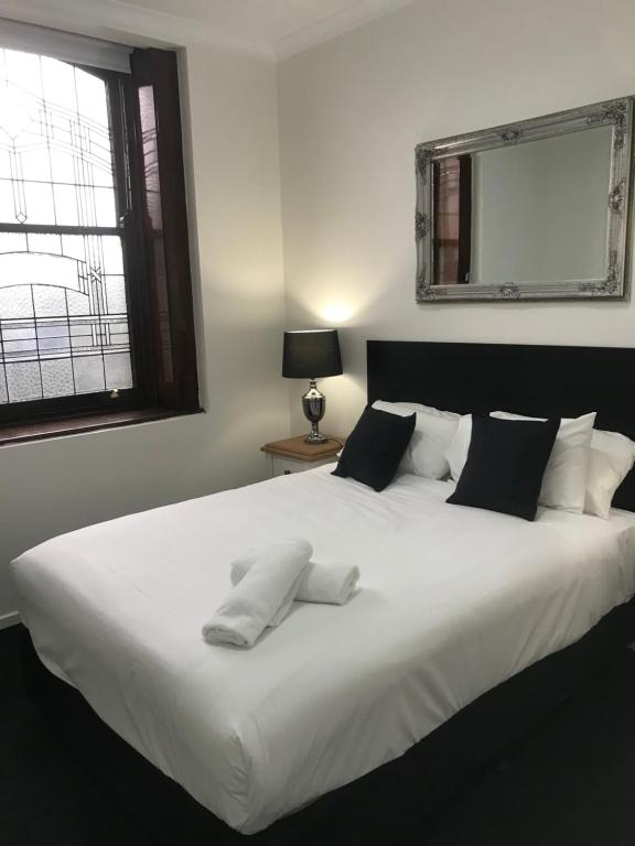Ένα ή περισσότερα κρεβάτια σε δωμάτιο στο CROWN CENTRAL BUSINESS DISTRICT Motel