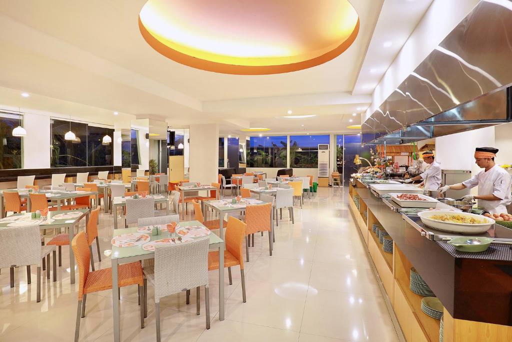 Restaurace v ubytování HARRIS Hotel & Residences Riverview Kuta, Bali