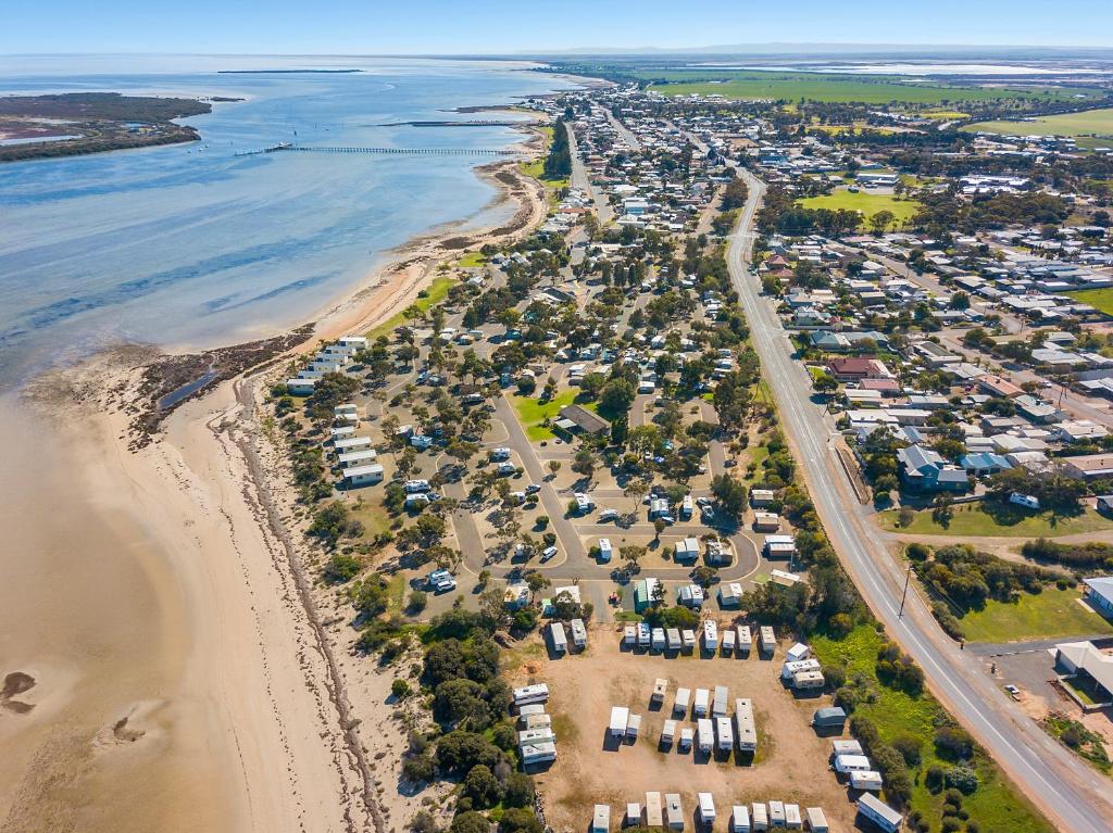 una vista aérea de una playa con casas en Port Broughton Tourist Park, en Port Broughton