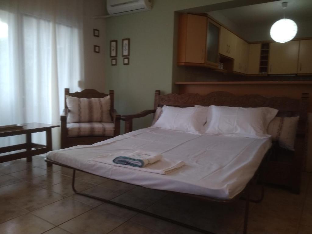 Ένα ή περισσότερα κρεβάτια σε δωμάτιο στο Αμυγδαλιές 33 Μύρινα