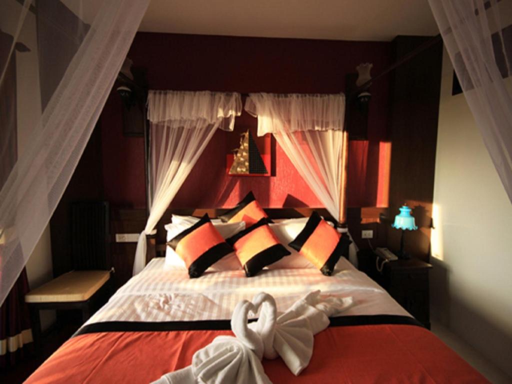 Postel nebo postele na pokoji v ubytování Dee Andaman Hotel
