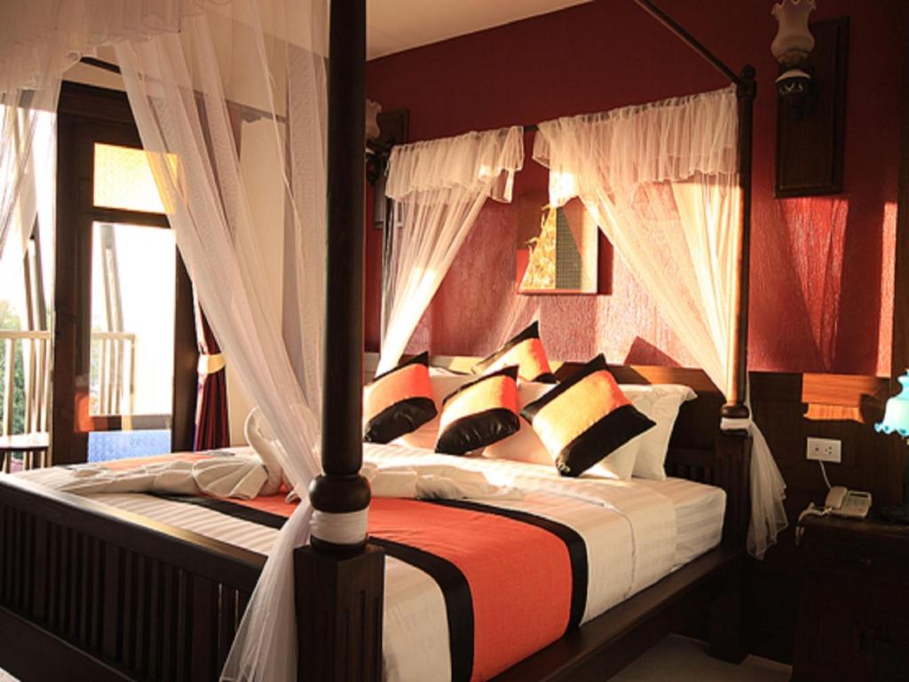 Postel nebo postele na pokoji v ubytování Dee Andaman Hotel