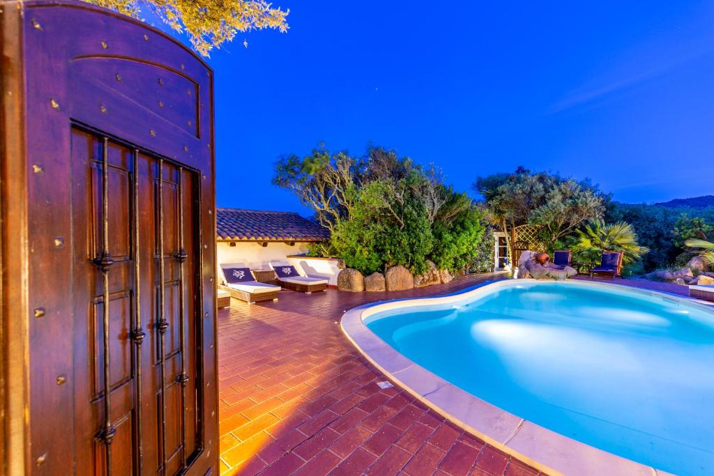 a house with a swimming pool in a yard at Saltara in Santa Teresa Gallura