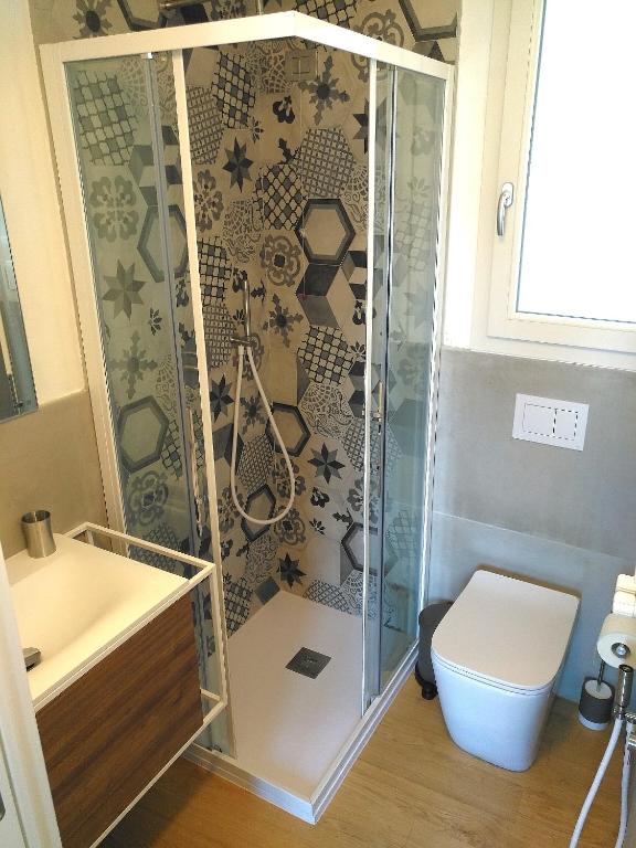 Łazienka w obiekcie B&B "Madama Granèt"