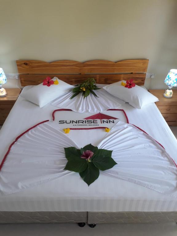 Postel nebo postele na pokoji v ubytování Sunrise Inn