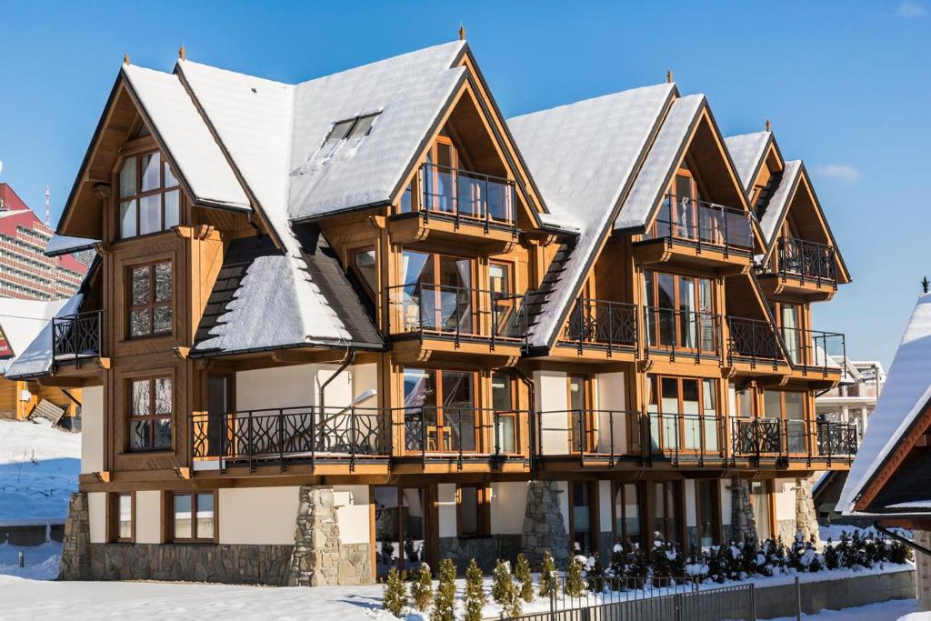 ザコパネにあるPOLANA SZYMOSZKOWA Ski-Resort--PAJO IVの雪の大木造家屋