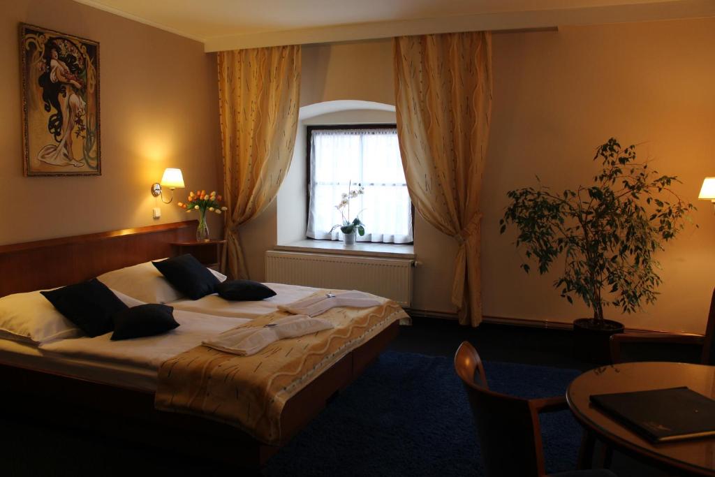 Postel nebo postele na pokoji v ubytování Zámecký Hotel Zlatý Orel