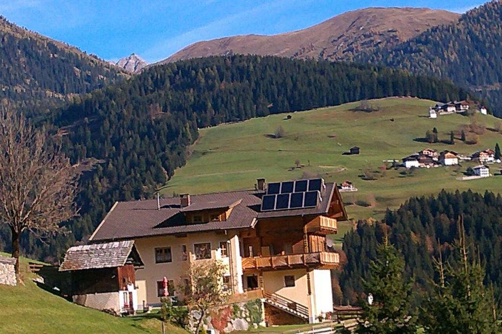 ein Haus mit Sonnenkollektoren auf einem Hügel in der Unterkunft Ferienwohnung Winkl in Liesing