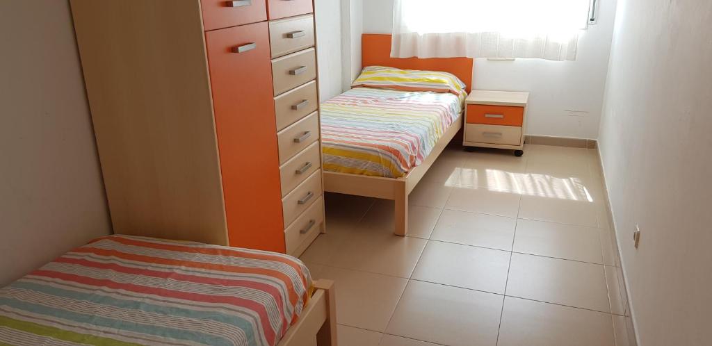 リョレート・デ・マルにあるSanta Clotildeの小さなベッドルーム(ベッド1台、ドレッサー付)