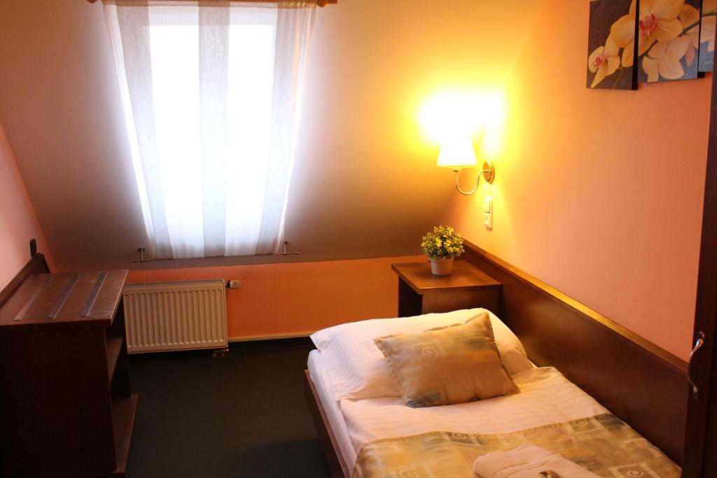 Postel nebo postele na pokoji v ubytování Zámecký Hotel Zlatý Orel