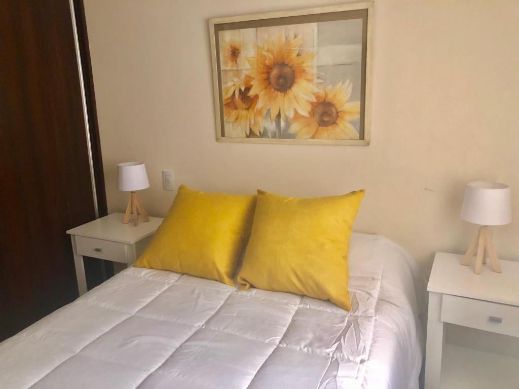 
Una cama o camas en una habitación de Alquiler temporario tucuman barrio norte 1
