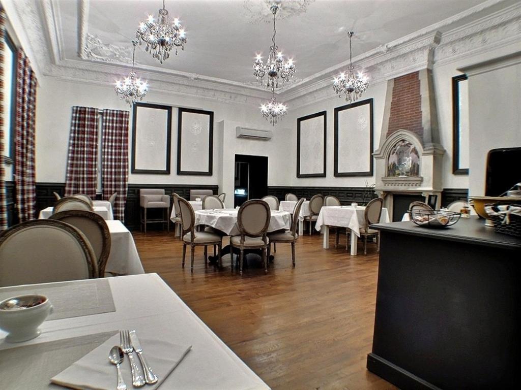 TV a/nebo společenská místnost v ubytování Hôtel 19'Cent