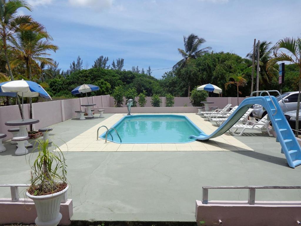 una piscina con un tobogán y un tobogán en Residencial Bahia Sol, en Nova Viçosa